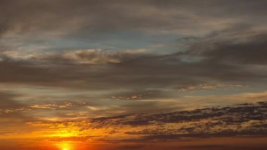 Sabahın erken saatlerinde turuncu gün doğumu. Romantik gün doğumu. Yazın dramatik gün doğumu, zaman çizelgeleri