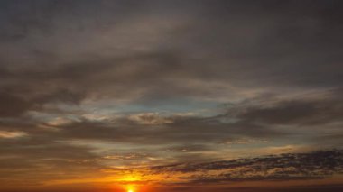 Sabahın erken saatlerinde turuncu gün doğumu. Romantik gün doğumu. Dramatik gün doğumu, zaman çizelgeleri
