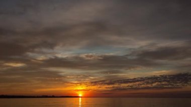 Sabahları nehrin üzerinde turuncu gün doğumu. Romantik gün doğumu. Dramatik gün doğumu, zaman çizelgeleri