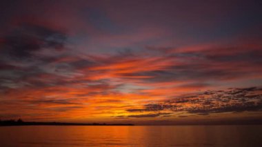 Nehrin üzerinde turuncu gün doğumu. Romantik gün doğumu. Dramatik gün doğumu, zaman çizelgeleri