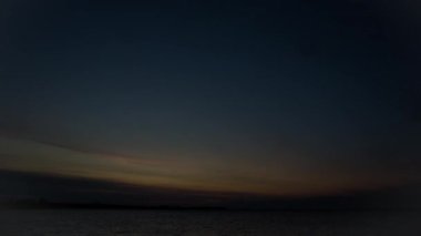 Geniş bir nehrin kıyısında gün doğumu, zaman ayarlı, 4k