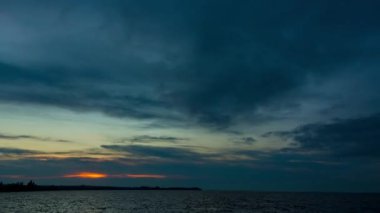 Bulutlu havada gün doğumu, zaman ayarlı, 4k