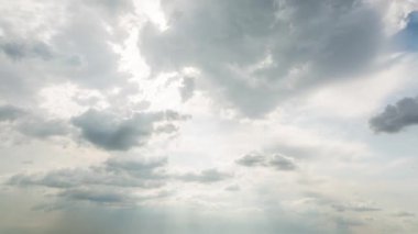 Gökyüzünde büyük, dramatik ve güzel bulutlar, zaman ayarlı, 4k