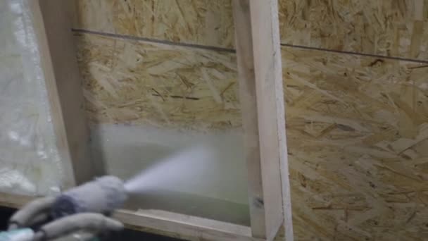 建筑工人在墙上涂绝缘泡沫 — 图库视频影像