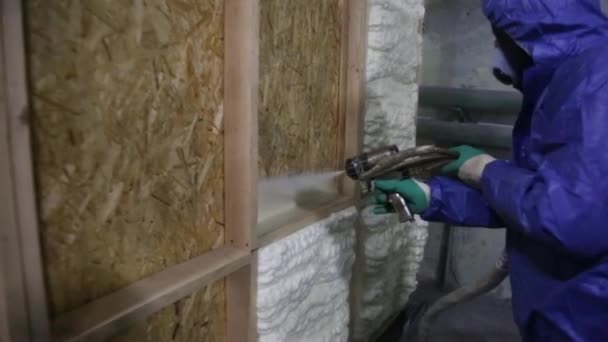 Constructor Aplica Espuma Una Pistola Especial Una Pared Madera Para — Vídeos de Stock