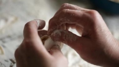 Eller ev dolgusu ile hamur köftesi pişiriyor