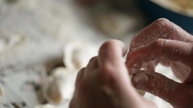 Evde ellerimle lezzetli börekler pişiriyorum.