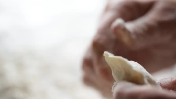 Uomo Cucina Deliziosi Gnocchi Casa Con Mani Cucina Vicino — Video Stock