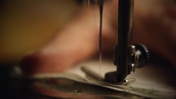 男人在老式缝纫机上缝得很紧 — 图库视频影像
