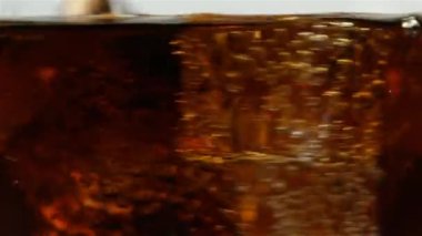 Büyük buzlu bir bardakta soda ve viski karışımı.