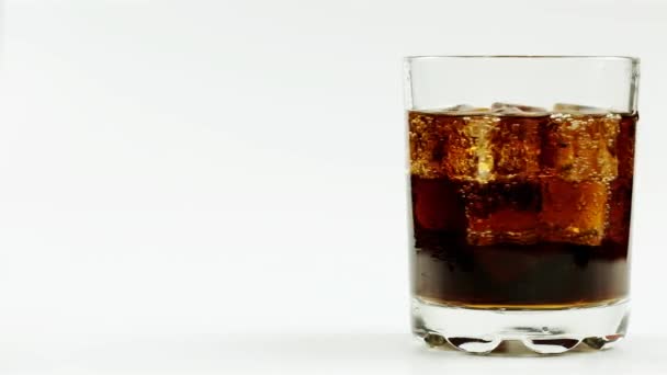 白い背景にウイスキーと氷の多い黒ソーダ — ストック動画