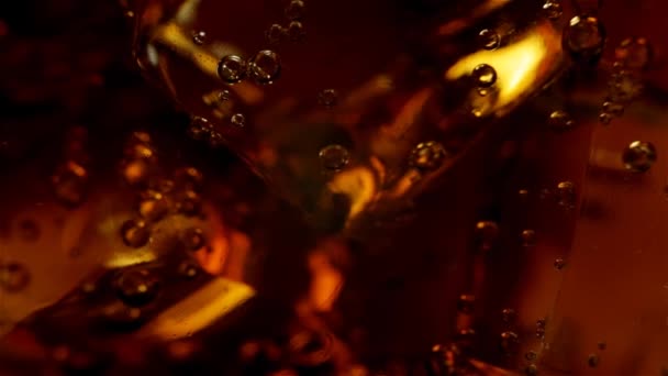 Стакане Большими Кубиками Льда Черная Сода Пузырьками — стоковое видео