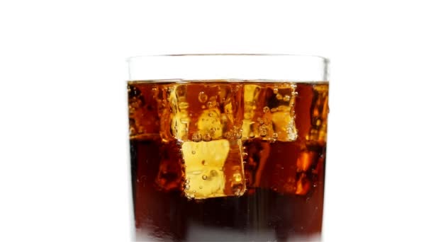 Vaso Con Grandes Cubitos Hielo Soda Negra Con Burbujas Blanco — Vídeos de Stock