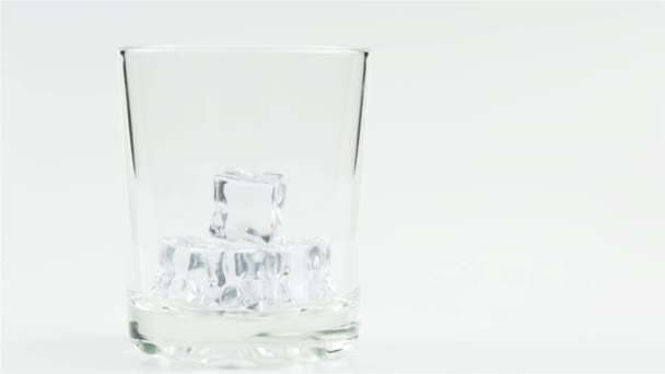Soda Wird Ein Glas Auf Weißem Hintergrund Gegossen — Stockvideo