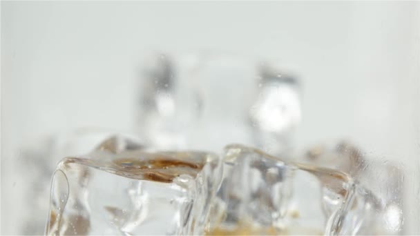 ウィスキーソーダは大きな氷のキューブとガラスに注がれます — ストック動画