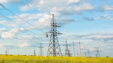 Elektrik hattı, gündüz çalışan bulutlar, zaman ayarlı.