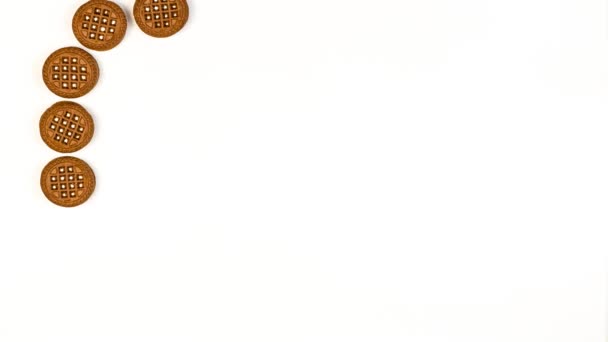 巧克力圆饼在白色背景上移动和旋转 — 图库视频影像