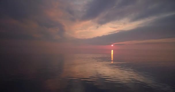 Denizde Güzel Dramatik Destansı Gün Batımı — Stok video