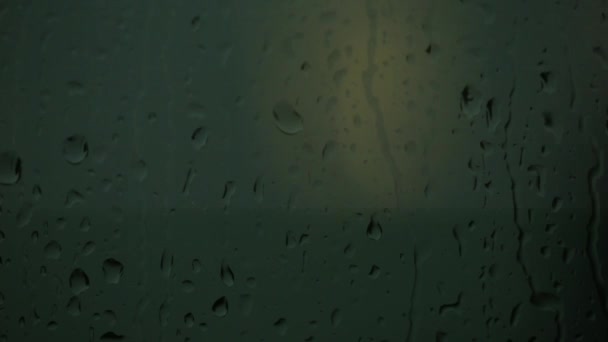 Zuhogó Esőcseppek Folynak Üvegen Éjjel Zivatarban Zöldben — Stock videók