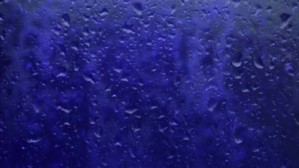 Yağmurda Damlayan Bardaklar Mavi Arka Planda — Stok video