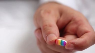 Bir erkeğin elinde LGBT renklerini yaz