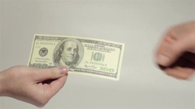 İnsan dolar verir ve alır.