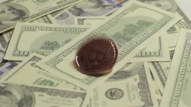 İnsan altın bitcoin çevirir