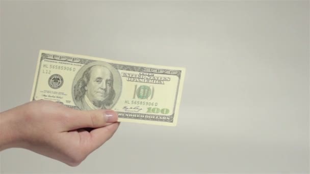 Man Pakt Dollars Geeft Bitcoin — Stockvideo