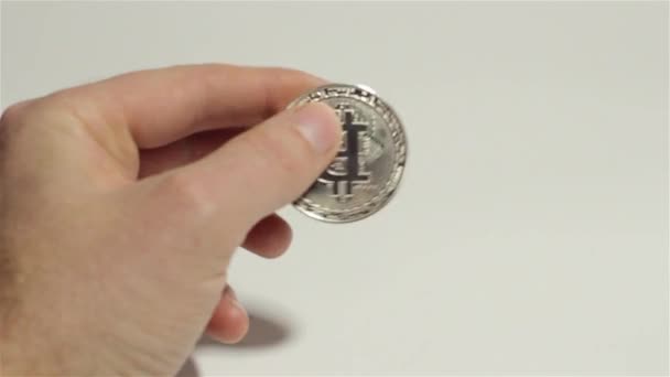 Silver Bitcoin Hombre Gira Mano — Vídeo de stock