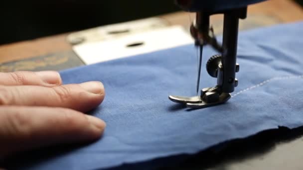 紧挨着蓝色织物缝制缝纫机 — 图库视频影像
