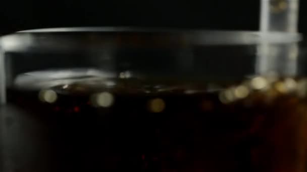 Bicchiere Soda Whisky Viene Mescolato Con Una Cannuccia — Video Stock