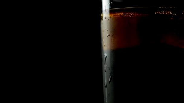 Bebida Carbonatada Negra Vaso Transparente Hielo Sobre Fondo Negro — Vídeo de stock