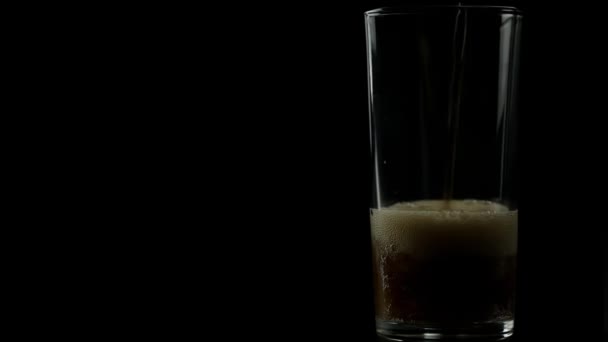 Bebida Fría Soda Vierte Vaso Vacío Sobre Fondo Negro — Vídeos de Stock