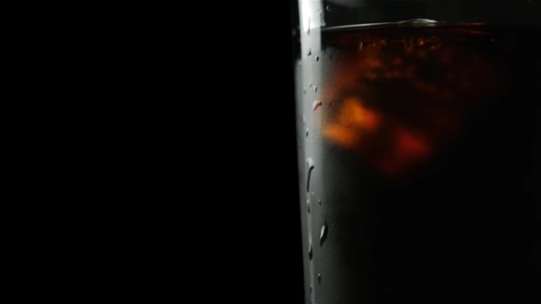 杯子里装着苏打水和威士忌 杯子里装着雾蒙蒙的冰块 — 图库视频影像