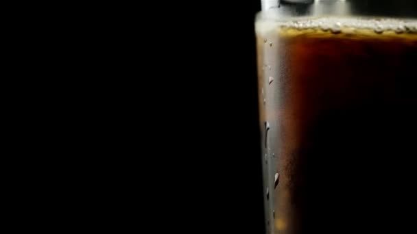 Vaso Con Whisky Soda Cubitos Hielo Que Interfieren Izquierda Sobre — Vídeo de stock