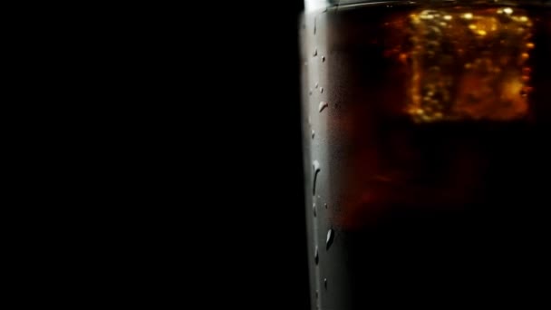 Glas Med Whisky Och Läsk Och Isbitar Som Snurrar Svart — Stockvideo