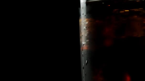 Glas Med Whisky Och Läsk Med Isbitar Blanda Svart Bakgrund — Stockvideo