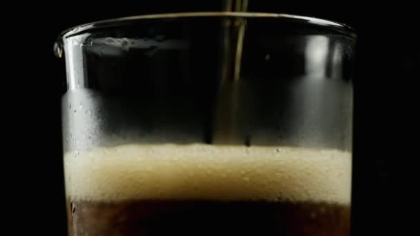空のガラスにソーダでウイスキーを注ぎ 黒の背景に氷を追加します — ストック動画
