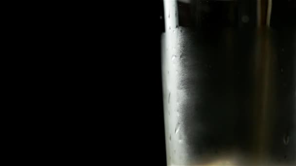 苏打水和威士忌倒入空荡荡的冰封的杯子里 — 图库视频影像
