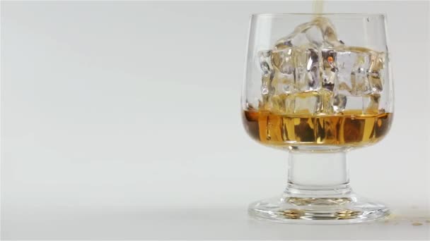 Whisky Vierte Vaso Con Hielo Sobre Fondo Blanco — Vídeos de Stock