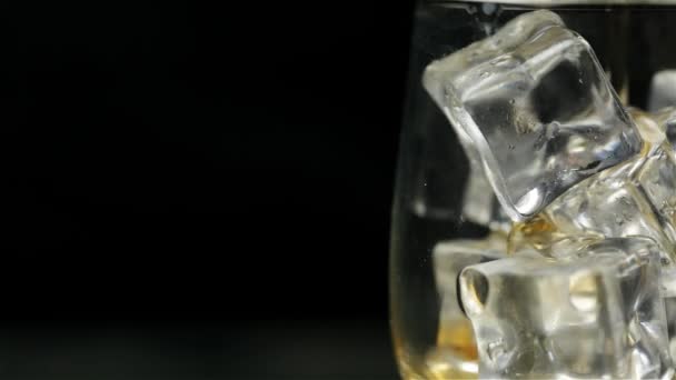 Whiskey Wird Ein Eisglas Nahe Der Rechten Bildschirmseite Gegossen — Stockvideo