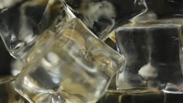 Ουίσκι Χύνεται Ένα Παγωμένο Ποτήρι Κοντά Στο Μπαρ — Αρχείο Βίντεο