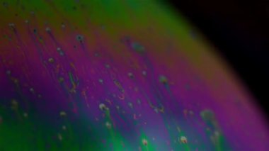 Sabun köpüğündeki farklı renklerin güzel ve hızlı hareketi çok yakındır