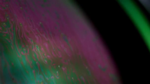 石鹸の泡の上のさまざまな色の美しく 速い動き左から — ストック動画