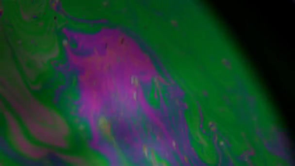 在接近黑色的肥皂泡上 各种颜色的美丽而快速的运动 — 图库视频影像
