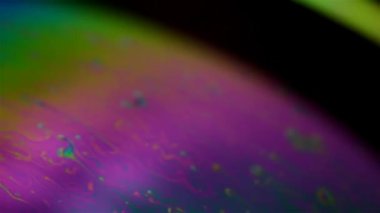 Sabun köpüğünün üzerindeki farklı renklerin çılgınca güzel hareketi