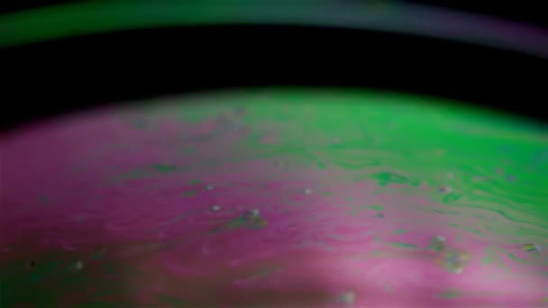 Textuur Van Zeepbellen Met Verschillende Kleuren Een Zwarte Achtergrond — Stockvideo