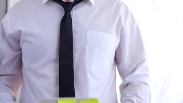 スーツを着た従業員のオフィスのタブレット上のSeoの最適化ノート — ストック動画