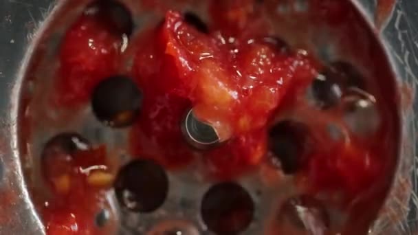 番茄汁在家里的果汁机里被加工成美味健康的番茄汁 番茄汁 身体的解毒 宏观观点 — 图库视频影像