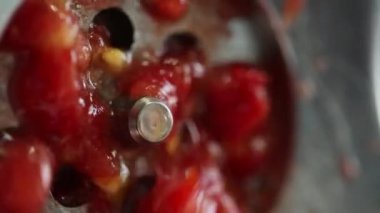 Domatesler evdeki meyve sıkacağında lezzetli ve sağlıklı domates suyuna dönüştürülür. Domates suyu. Detoksifikasyon. Yakından bak